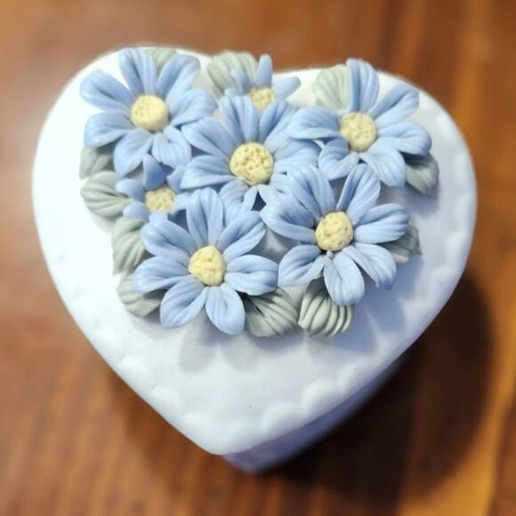 Vintage Blue Violet Heart Shaped Trinket Box Approx 3.5" x 2.5" - Picture 2 of 5